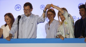GRA797. MADRID, 26/06/2016.- El presidente del Gobierno en funciones y líder del PP, Mariano Rajoy (2i), junto a su mujer Elvira Fernández (i), la secretaria general del partido, María Dolores de Cospedal (d), la presidenta de la Comunidad de Madrid, Cristina Cifuentes (2d), y el jefe de Gabinete del presidente, Jorge Moragas (d), durante su comparecencia ante los simpatizantes en el exterior de la sede del partido, en la madrileña calle Génova, tras conocer los resultados de las elecciones generales del 26J. EFE/Javier Lizón